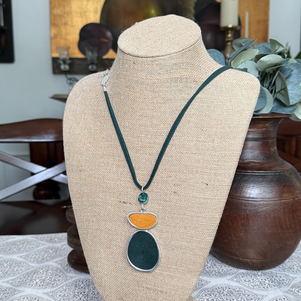 Elegant Green and Gold Pendant Necklace